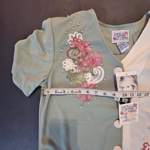 Lacy Afternoon Green Blouse - Picture 2 of 8